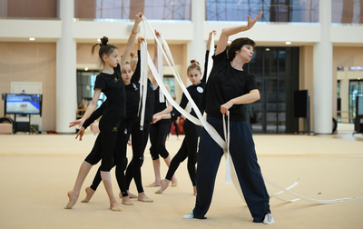 Ирина Зеновка поработала с групповичками-юниорками Академии над упражнением с лентами