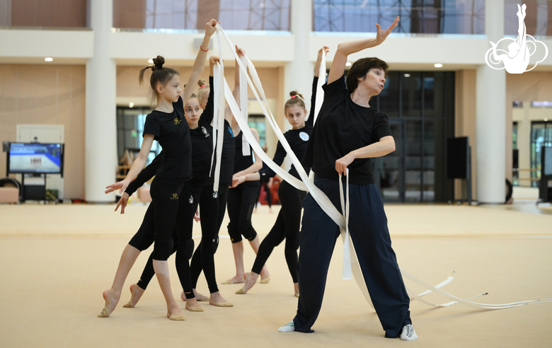 Ирина Зеновка поработала с групповичками-юниорками Академии над упражнением с лентами