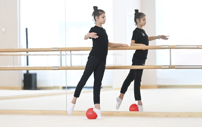 Karolina Tarasova at the barre in training