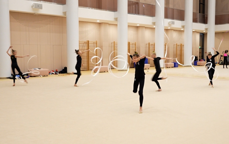 Constant dynamic movements  are what make the exercise spectacular and attract the attention of spectators!