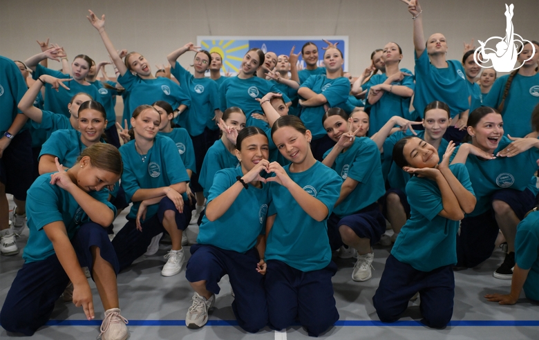 Alla Dukhova's dance studio TODES intensive course participants during a flash mob