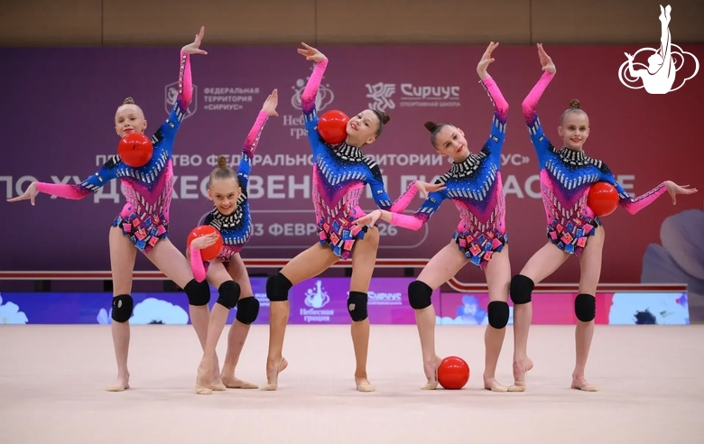 Групповички Академии во время упражнения с мячами