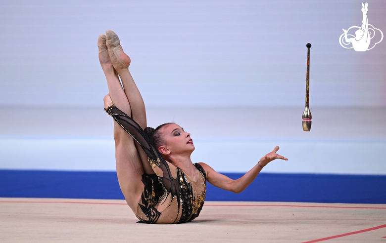 Diana Sobyanina during the exercise with clubs