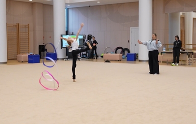 Олимпийская чемпионка Алина Кабаева и тренер Академии Евгения Елисеева работают с Евой Кононовой из Тюменской области над танцевальной дорожкой