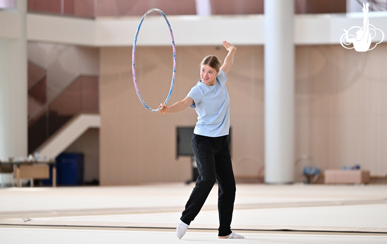 Тренер Елизавета Зорькина проводит мастер-класс для воспитанниц Академии