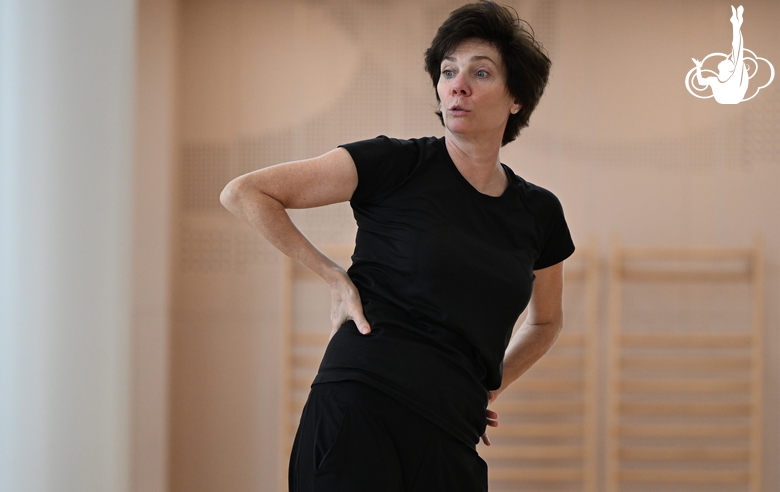 Хореограф Ирина Зеновка работает над новыми программами для воспитанниц Академии