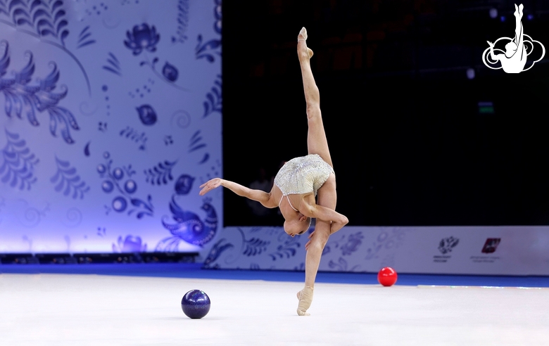 Ева Кононова во время упражнения с мячом