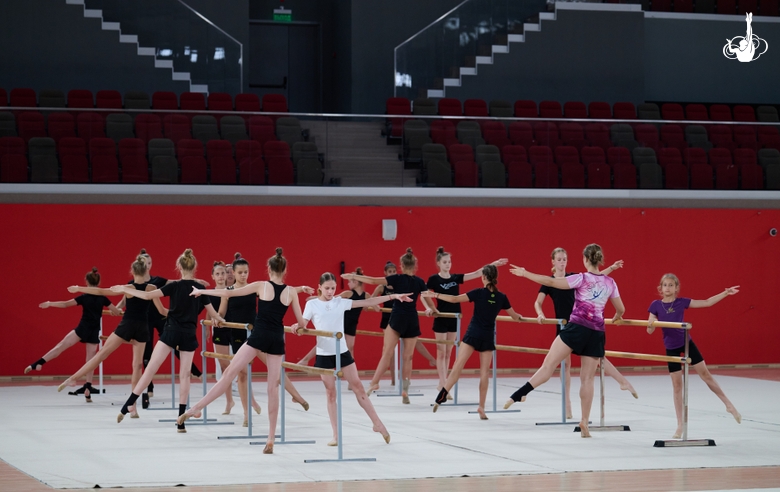 Участницы сборов во время хореографии