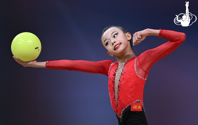 Li Qiannuo during the ball exercise
