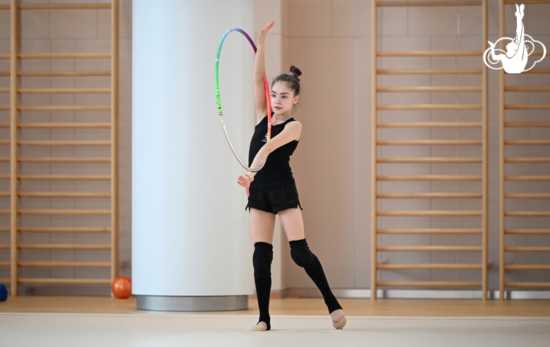 Ксения Савинова работает над новой программой с обручем