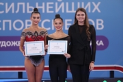 Алина Горносько, Мария Борисова и директор Академии Екатерина Дюкова во время церемонии награждения