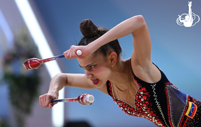 Fiorella Varesano during the exercise with clubs