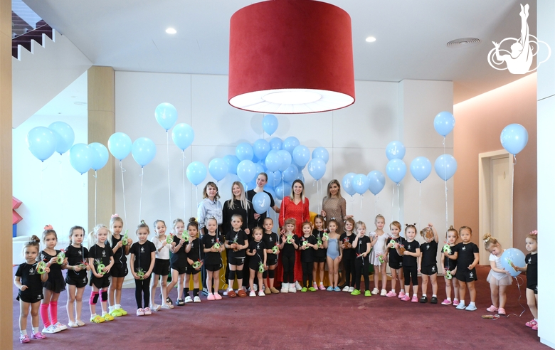 Специалисты Академии и гимнастки в преддверии Международного женского дня