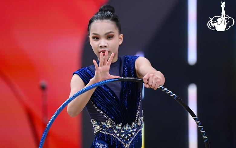 Guo Yitong during the hoop exercise