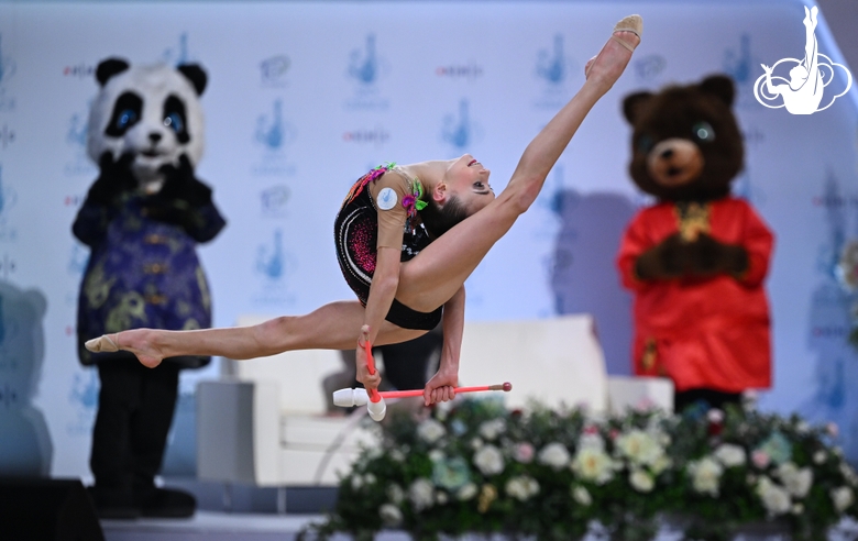 Alesya Naifonova during the exercise with clubs