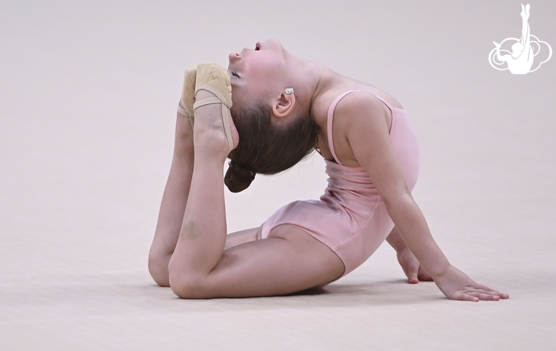 Young gymnast at the mAlinka tournament