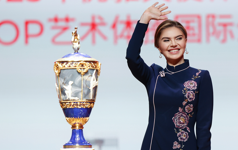 17 ноября 2025 года. Олимпийская чемпионка Алина Кабаева, президент Международной Ассоциации «Небесная грация» с главным трофеем турнира «Кубок "Небесная грация"» и Beijing Top Open