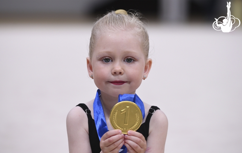 Ulyana Makarkina with a mAlinka tournament medal