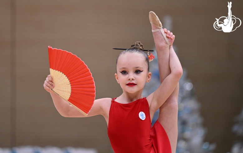 Дошкольница Академии во время новогодней елки