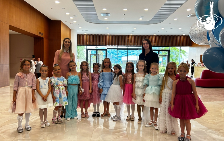 Специалисты Академии и гимнастки во время выпускного