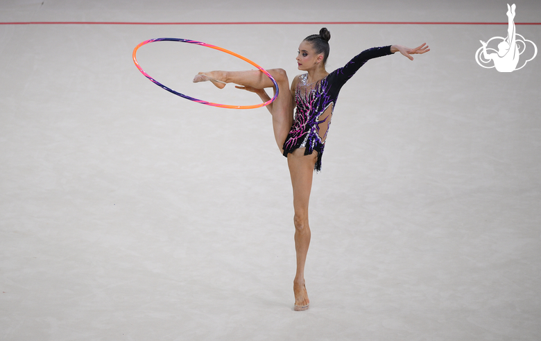 Яна Сакович во время упражнения с обручем