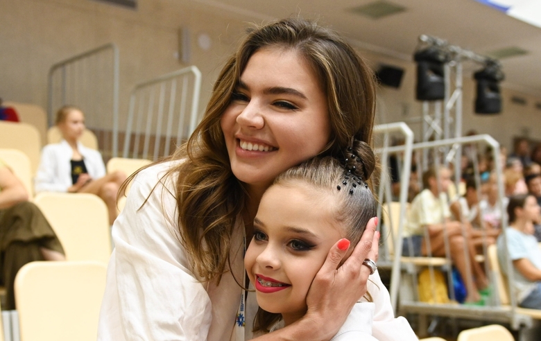 Alina Kabaeva with a young tournament participant