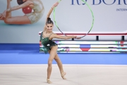 Каролина Тарасова во время упражнения с обручем