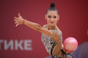 Софья Воробьева во время упражнения с мячом