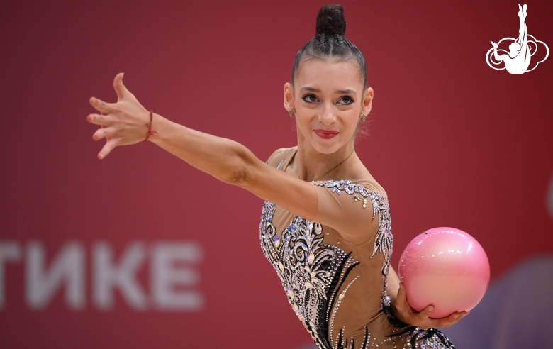 Софья Воробьева во время упражнения с мячом