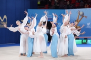 Гимнастки во время церемонии открытия соревнований