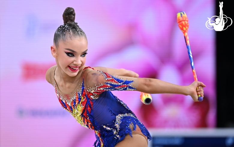 Ksenia Savinova during a clubs exercise