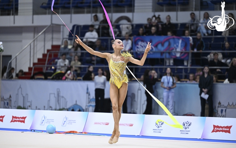 Yana Zaikina during the ribbon exercise