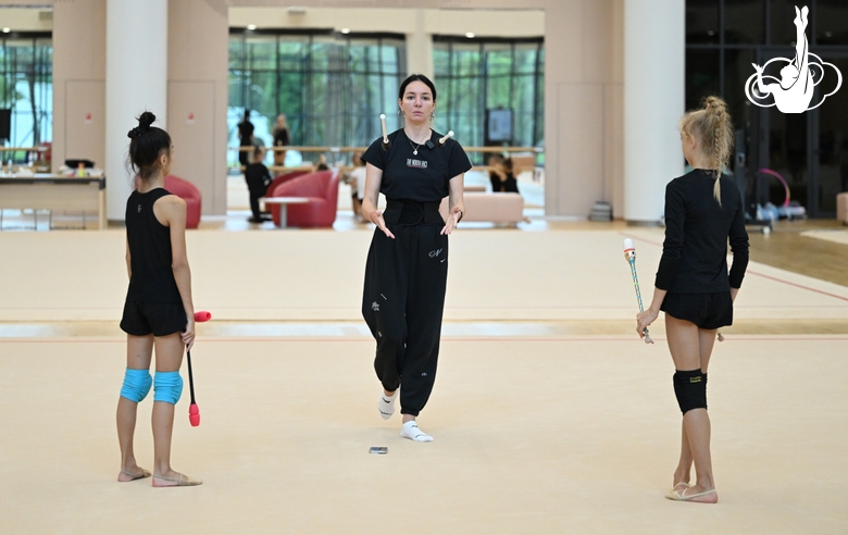 Тренер Наталья Белугина во время постановки программы для Елизаветы Гераськиной