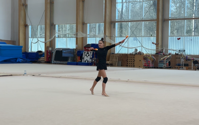 В небольшой паузе между чемпионатом России и будущими стартами гимнастки Академии отрабатывали упражнения с олимпийской чемпионкой Алиной Кабаевой