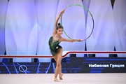 Каролина Тарасова во время выполнения упражнения с обручем на всероссийском турнире «Кубок "Небесная грация"»