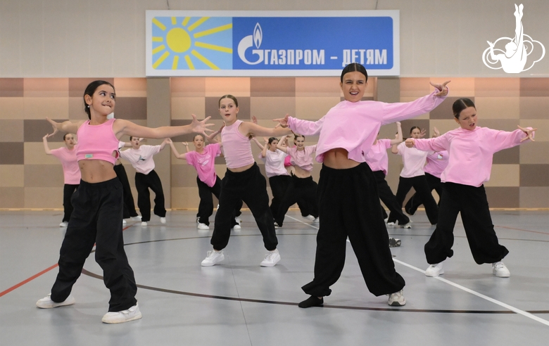 Alla Dukhova's dance studio TODES intensive course participants during a flash mob