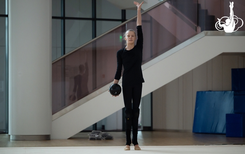 Алена Селиверстова во время просмотра в команду групповых упражнений Академии