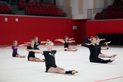 Участницы сборов во время тренировки