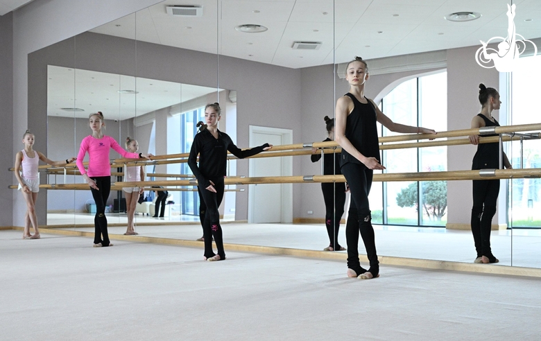 Гимнастки Академии во время занятия хореографией с Екатериной Сергеевой