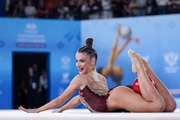 Милена Щенятская во время упражнения с мячом