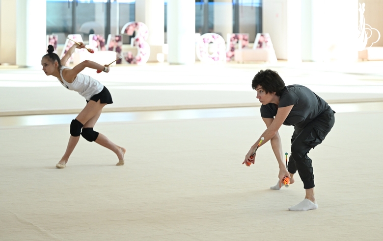 Хореограф фестиваля «Алина» Ирина Зеновка и Мария Борисова во время работы над новой программой с булавами