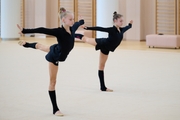 Ева Кононова и Ксения Савинова во время тренировки перед чемпионатом Европы