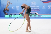 Каролина Тарасова во время упражнения с обручем