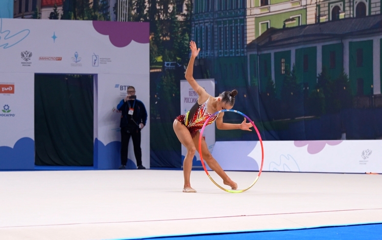 How was Ksenia Savinova's hoop routine created?