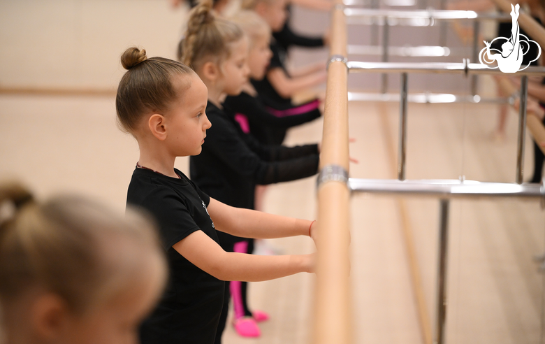 Гимнастки из бесплатных групп раннего развития во время занятия с олимпийской чемпионкой Алиной Кабаевой