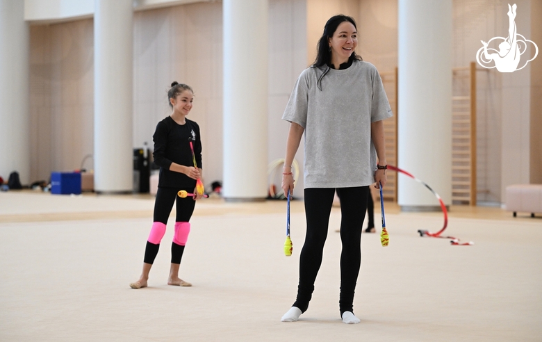 Хореограф Наталья Белугина во время работы с Ксенией Савиновой над новой программой с булавами