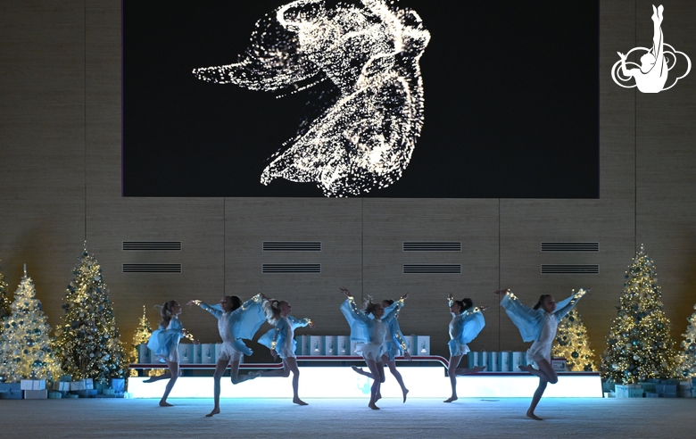 Гимнастки Академии во время новогодней елки