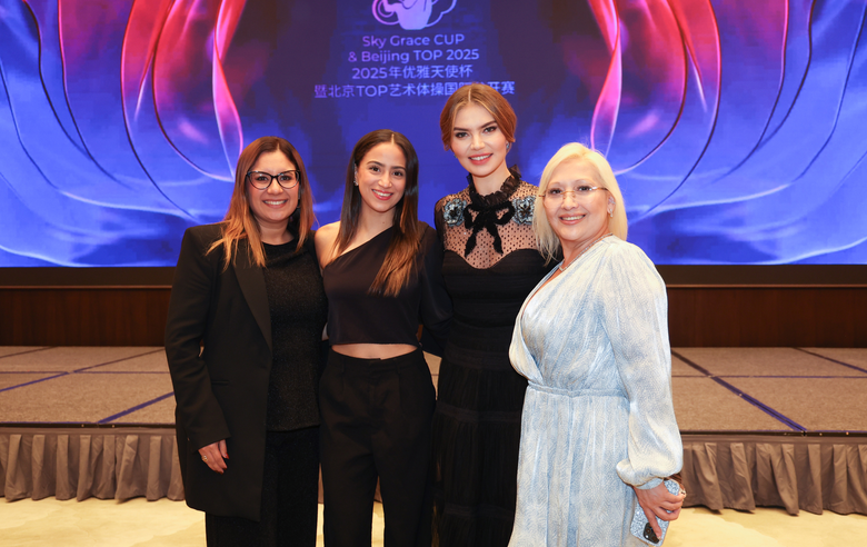 18 ноября 2025 года. Олимпийская чемпионка Алина Кабаева вместе с тренером, гимнасткой и судьей из Мексики на банкете после завершения международного турнира «Кубок "Небесная грация"» и Beijing Top Open — 2025