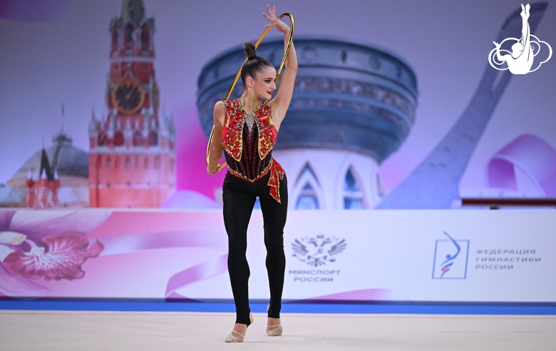 Milena Shchenyatskaya during an exercise with a hoop