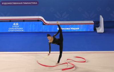 Олимпийская чемпионка Алина Кабаева помогает Марии Борисовой справиться с волнением